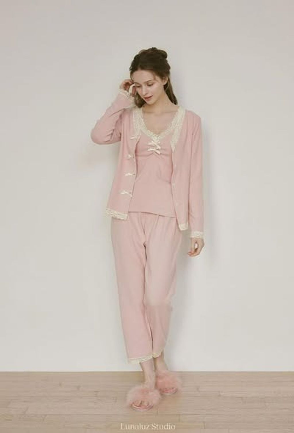 正韓蕾絲滾邊細肩帶上衣＆長褲＆罩衫三件套裝-298 (1)