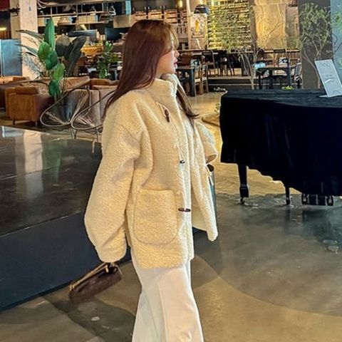 正韓經典牛角扣羊羔毛外套 $1380 (1)