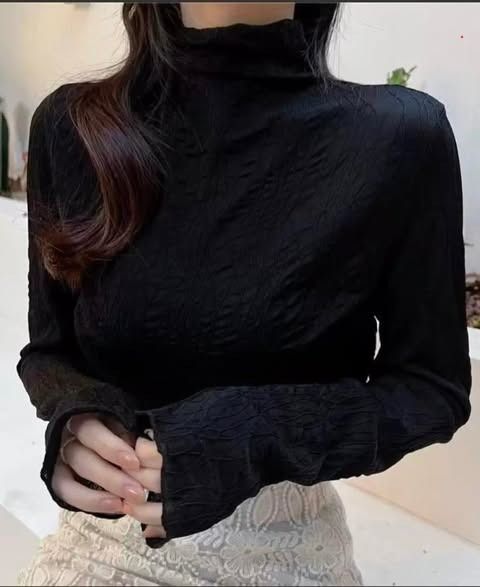 正韓透膚線條壓紋木耳滾邊上衣｜$495 (1)