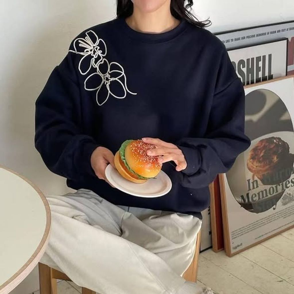 正韓電繡扶桑花內刷毛上衣 $695 (1)