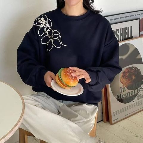 正韓電繡扶桑花內刷毛上衣 $695 (1)