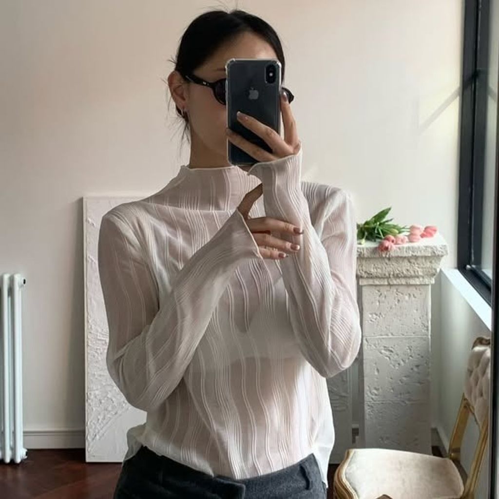 正韓透肌波紋半高領上衣｜$890 (2)