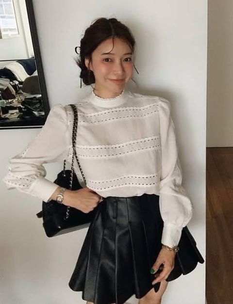 正韓法系質感緹花蕾絲小立領上衣｜$890