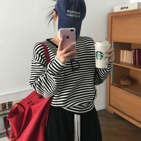 正韓配色條紋V領寬鬆針織上衣$795 (1)