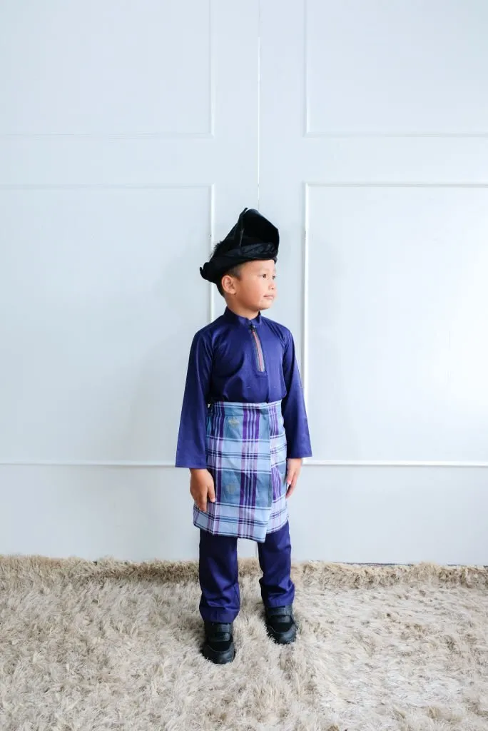 Baju Melayu with sampin