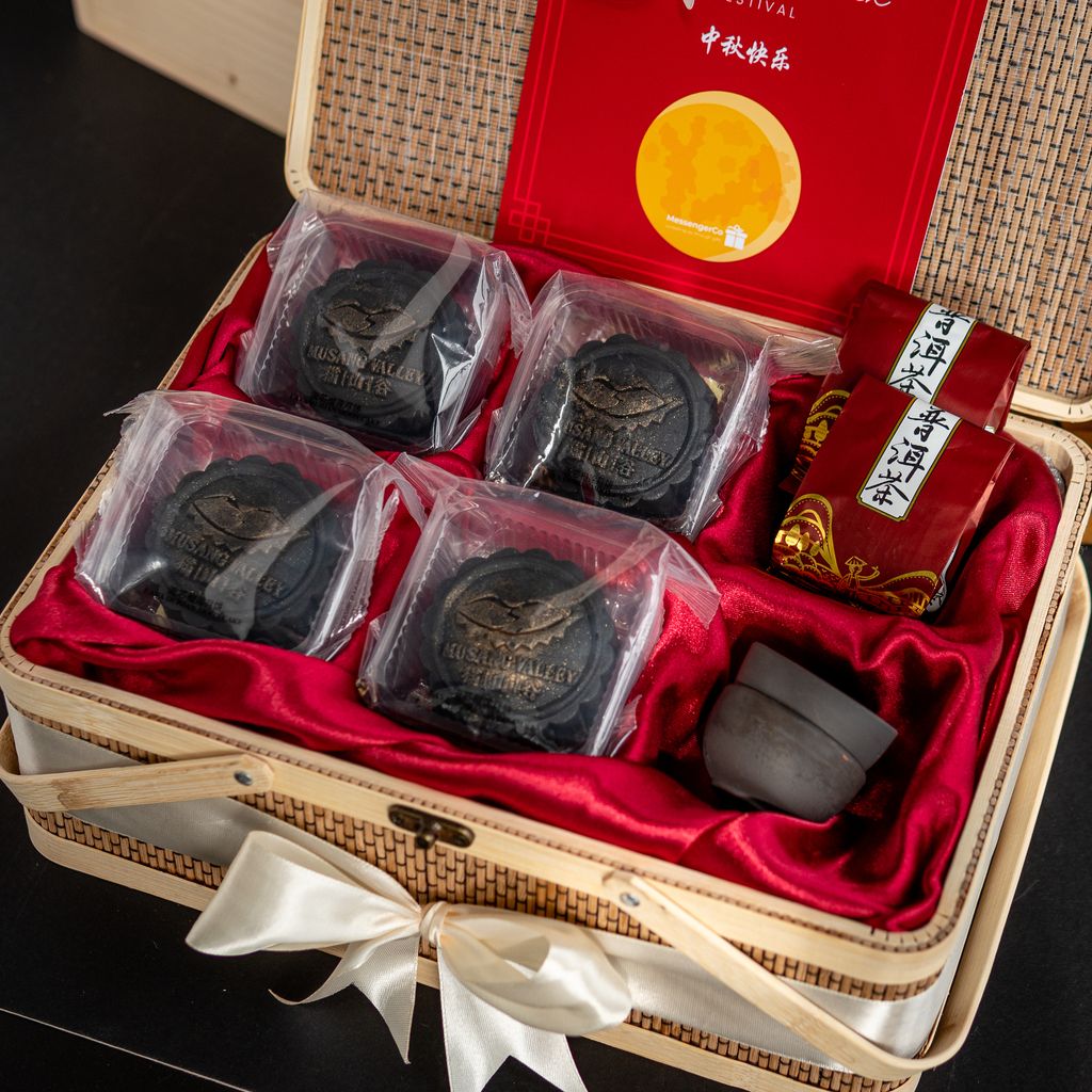 Emperor Lava Mooncakes Gift Box 440 g. (15.5 Oz.) with Bonus Gift