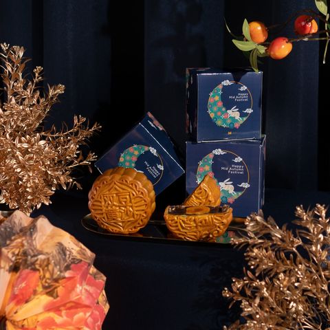 red-bean-with-yolk-mooncake-in-box_vx7xc1