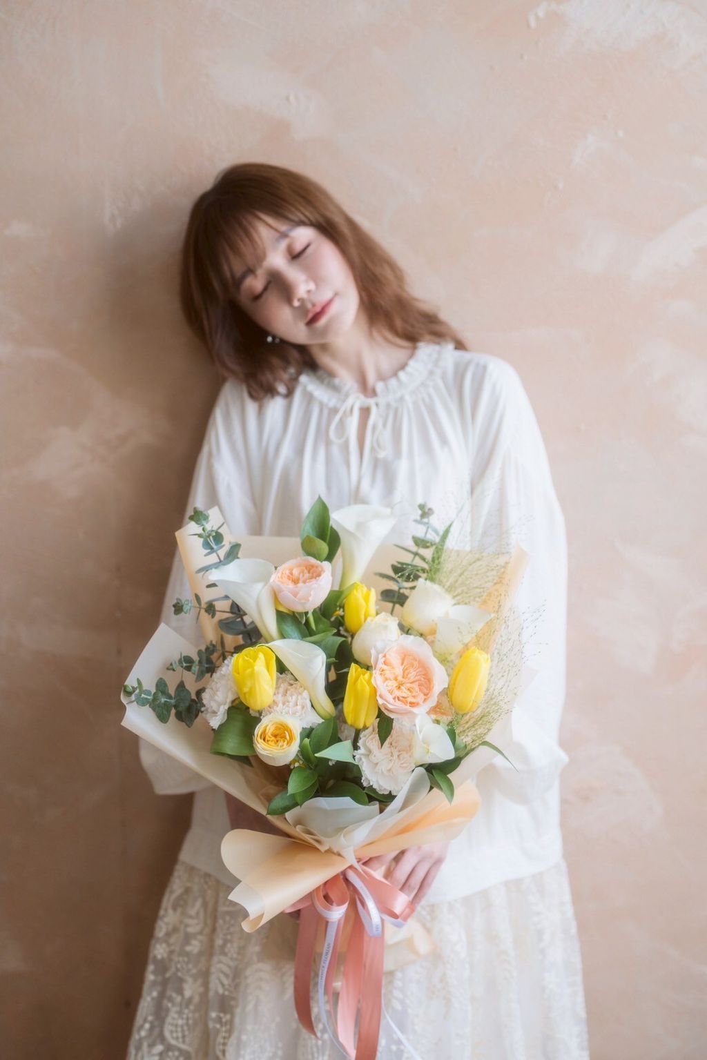 LINE_ALBUM_$3600黃白色海芋花束（花面寬30公分 高50公分）_250910_1