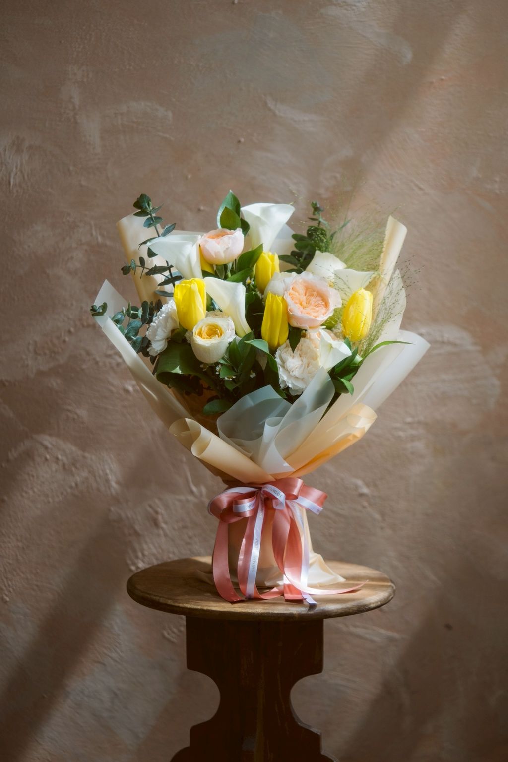 LINE_ALBUM_$3600黃白色海芋花束（花面寬30公分 高50公分）_250910_5