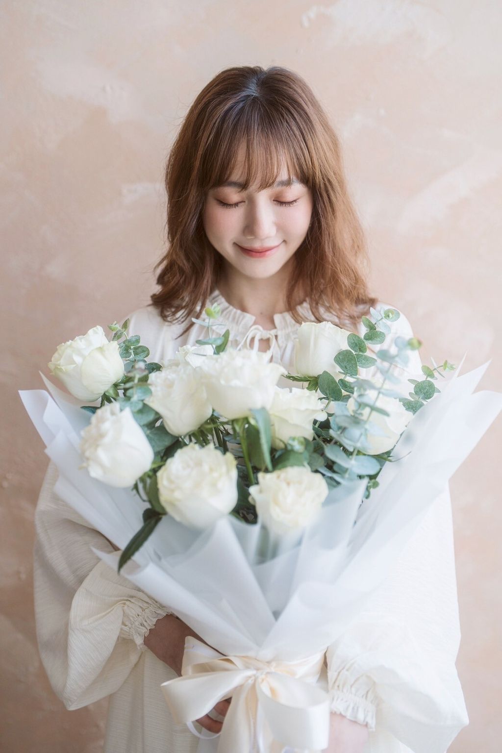 LINE_ALBUM_$2600白玫瑰（花面寬30公分、高50公分）_250910_1