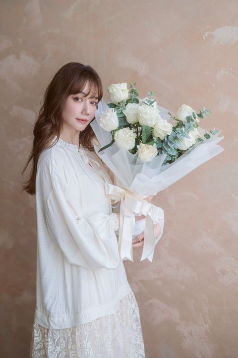 LINE_ALBUM_$2600白玫瑰（花面寬30公分、高50公分）_250910_3