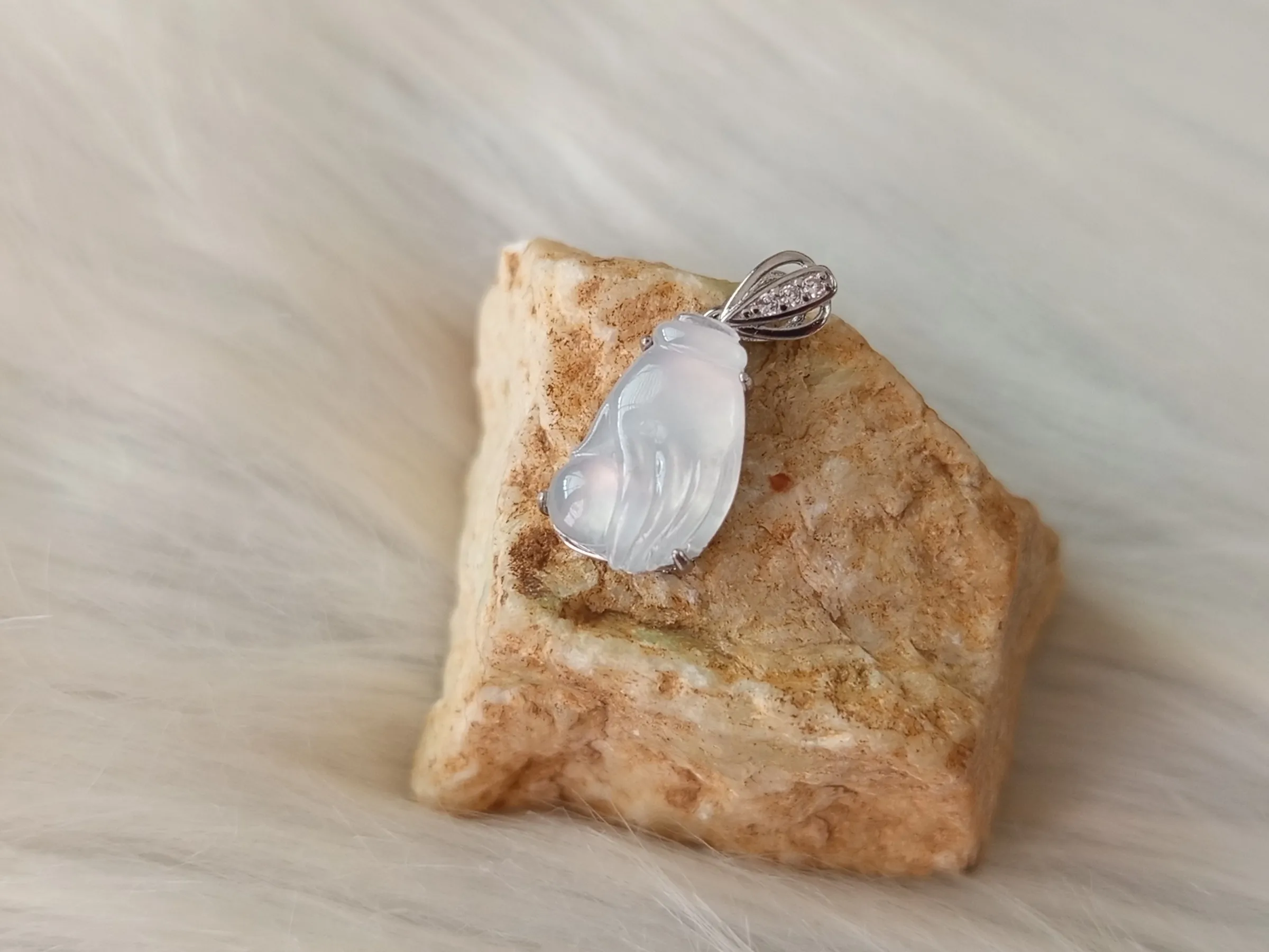 P731 - Natural Jadeite Jade Pendant with S925 Silver Inlay (with certificate) 天然翡翠A货白冰 ～ 掌上明珠 ～ 吊坠 配