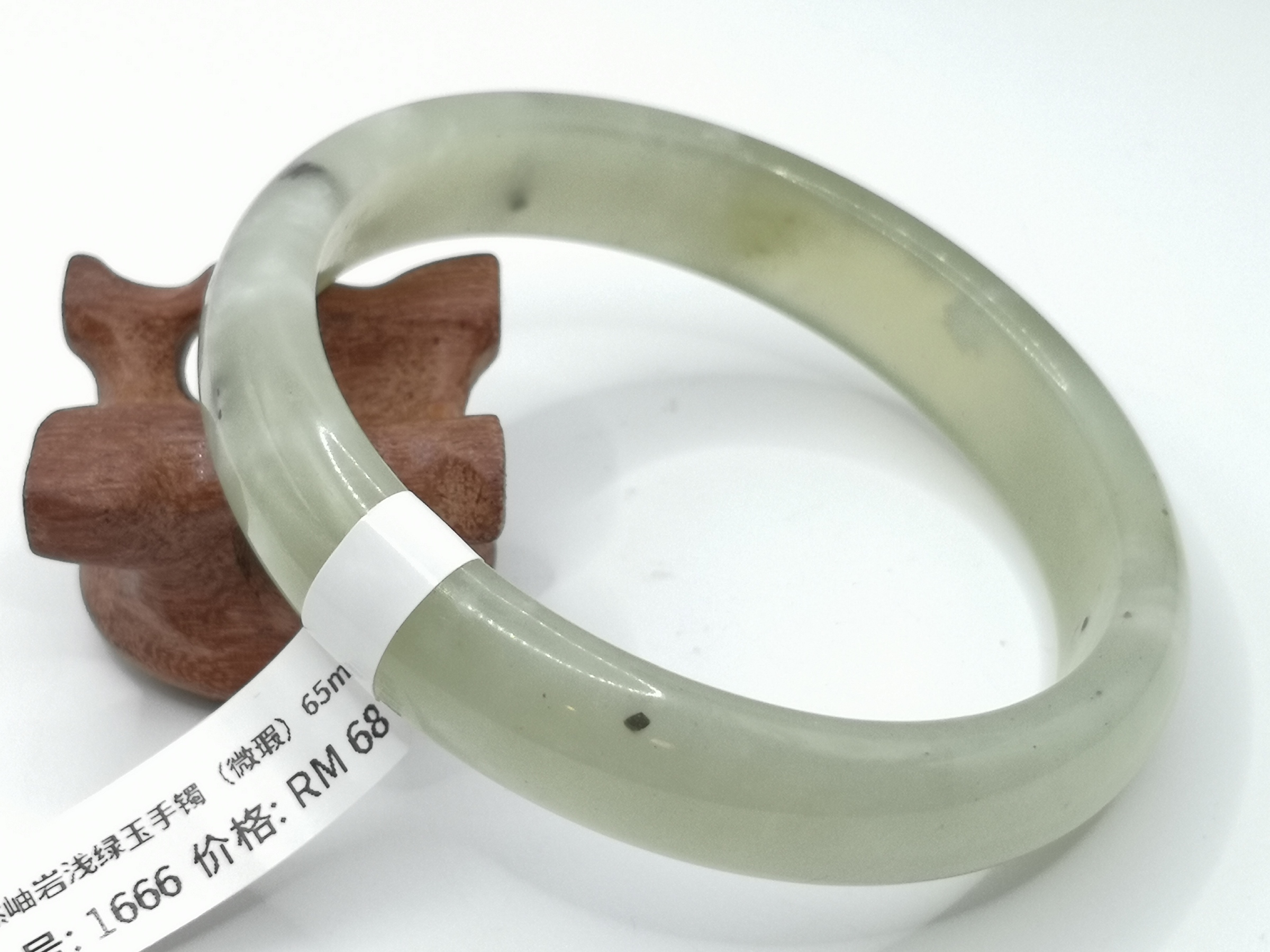 🍀 B1666 - Natural Serpentine Jade Bangle 65mm (Slight flaw pit) 天然岫岩浅绿玉手镯 65mm (微瑕坑)