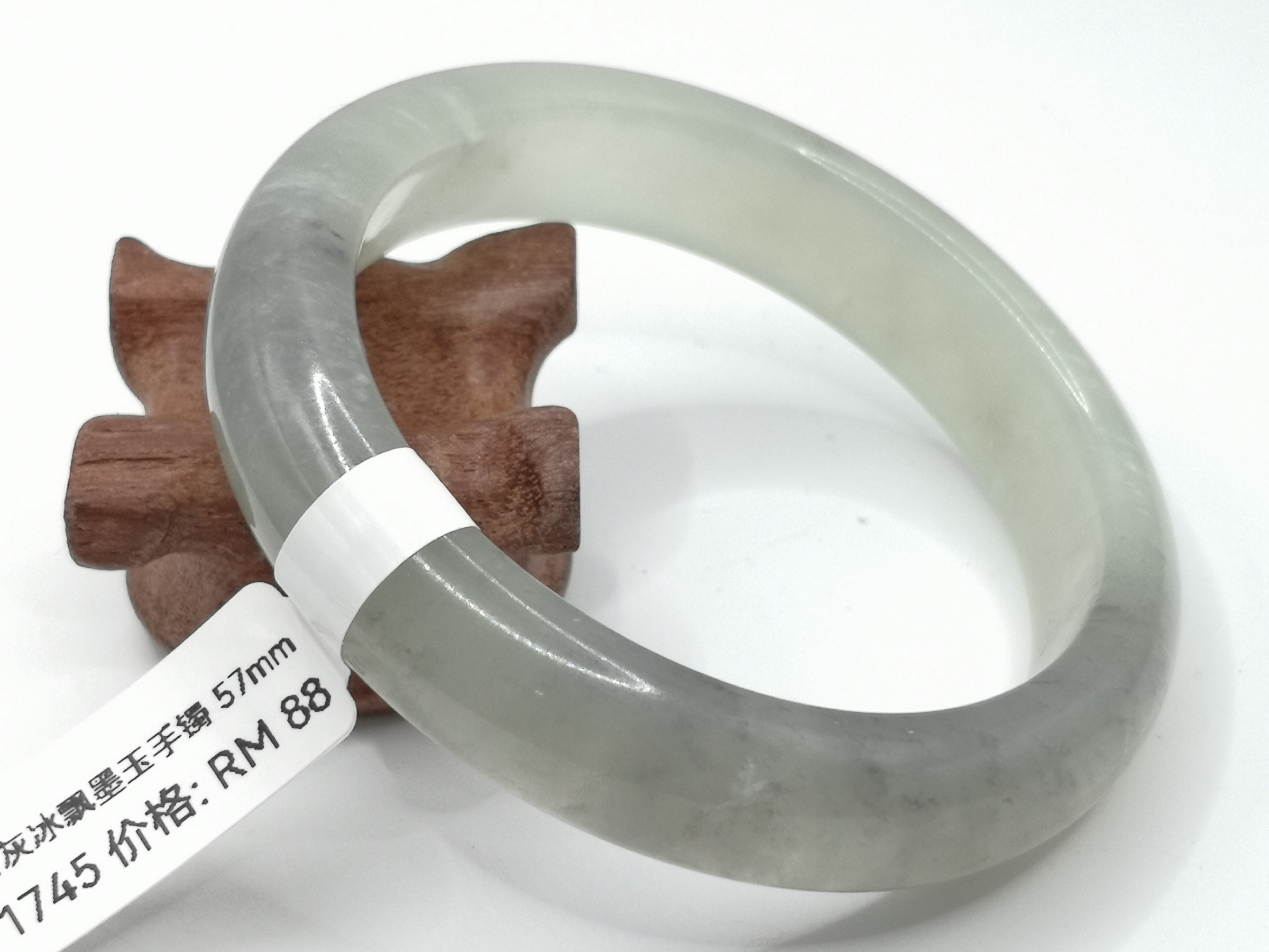 🍀 B1745 - Natural Serpentine Jade Bangle 57mm (Got flaw pit) 天然岫岩灰冰飘墨玉手镯 57mm (有瑕坑)