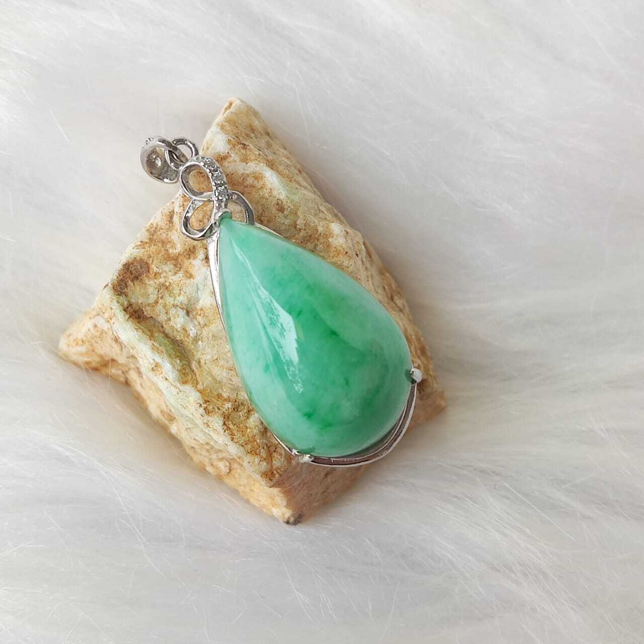 🍀 P144 - Natural Myanmar Jadeite Jade Pendant with 925 Silver Inlaid (with certificate) 天然缅甸翡翠 (A货) 水滴形 吊坠 925纯银镶嵌 (附证书)