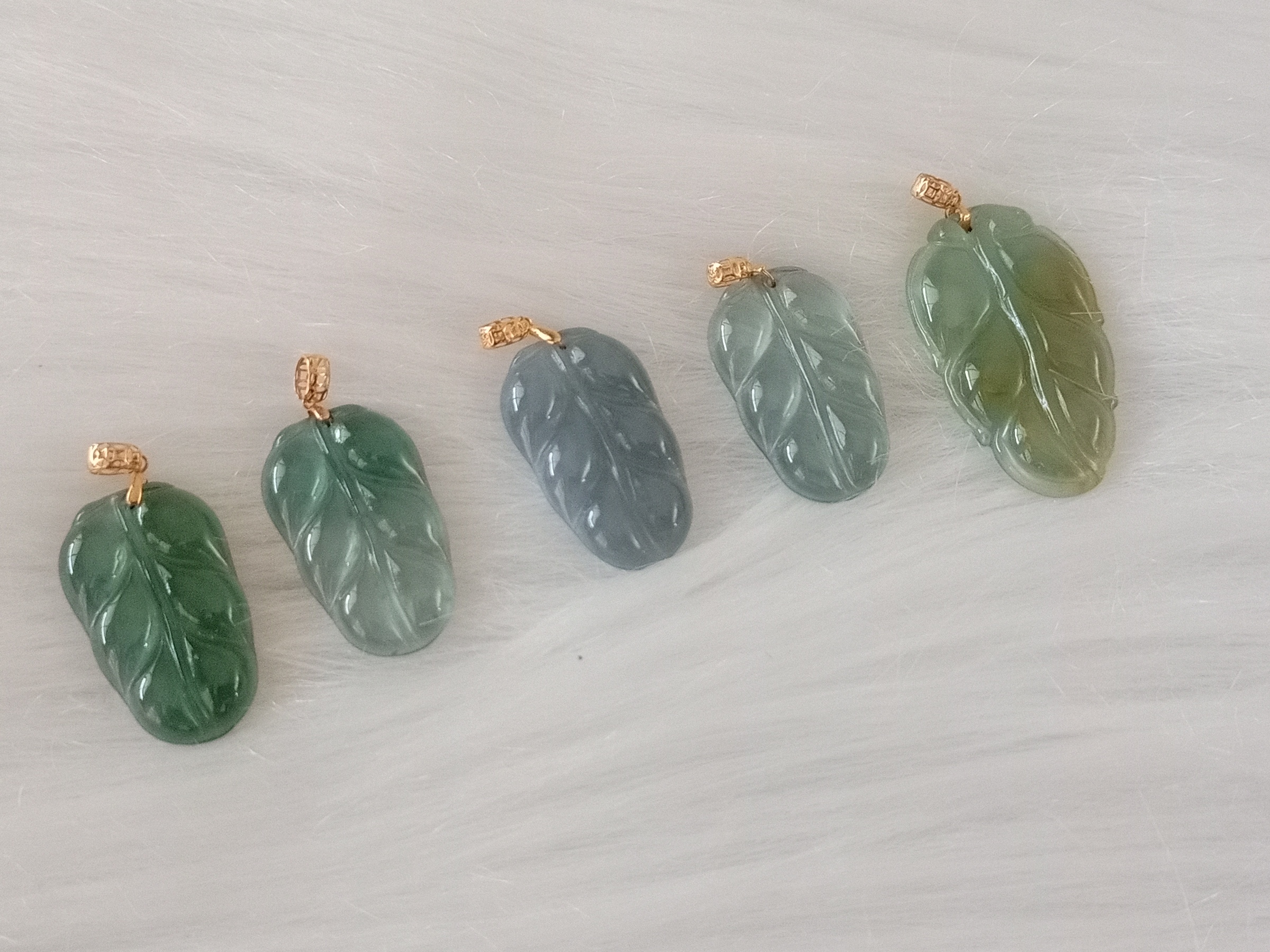 🍀 P217 - Natural Myanmar Jadeite Jade Small Leaf Pendant with 18K gold pendant buckle head 天然缅甸翡翠A货蓝冰透小叶子 
