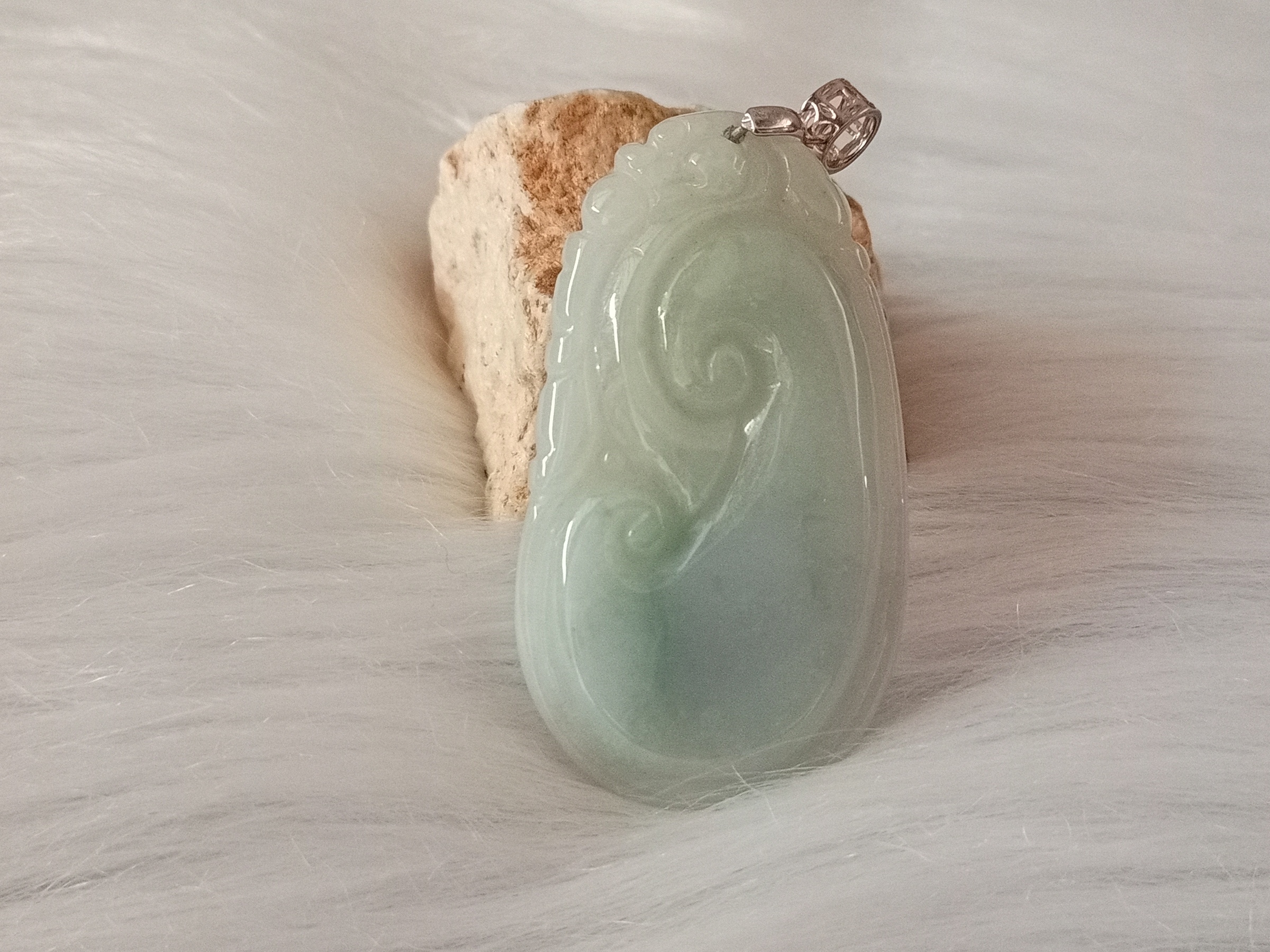 🍀 P253 - Natural Myanmar Jadeite Jade Ruyi Pendant (Got flaw line，dig it) 天然缅甸翡翠A货玉如意吊坠 (有瑕纹，抠)