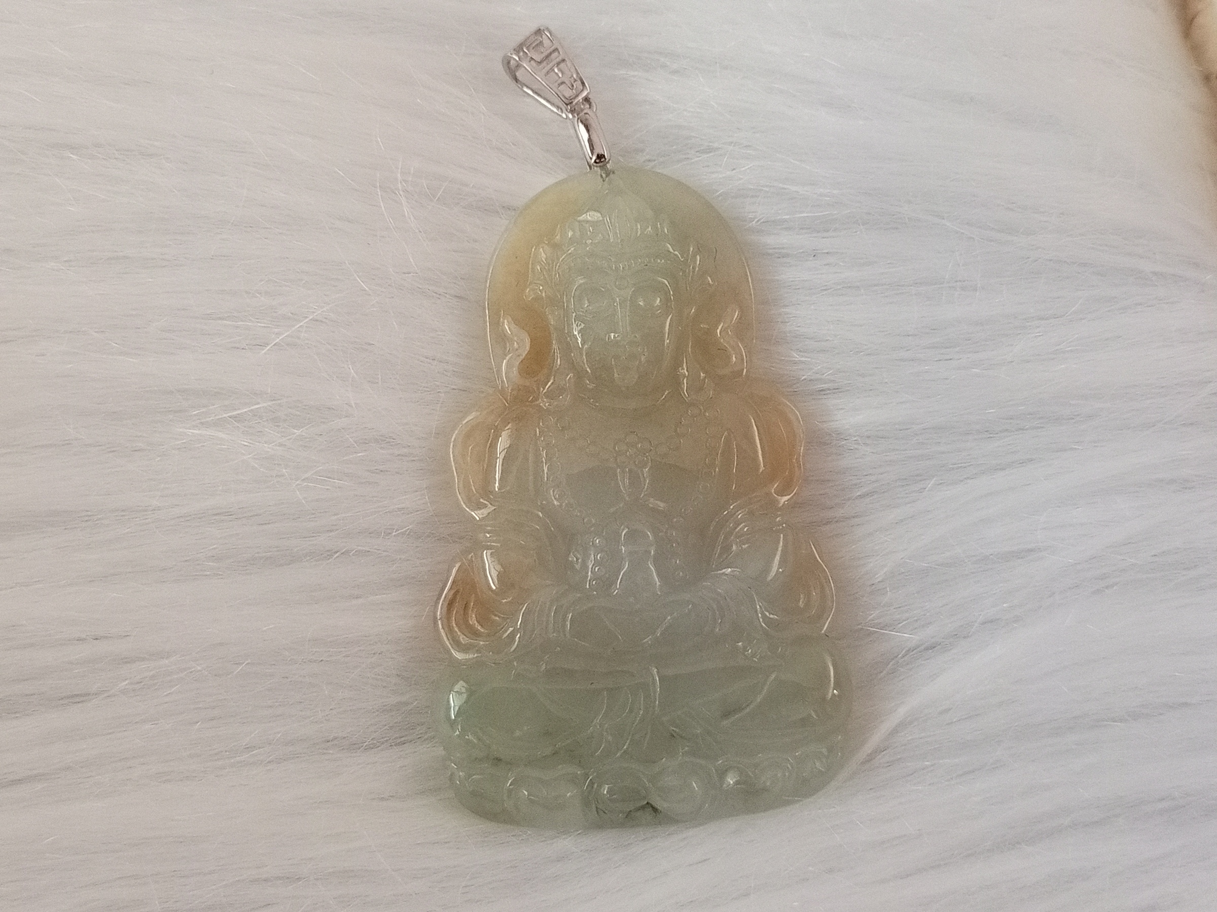🍀 P258 - Natural Myanmar Jadeite Jade Guanyin Pendant (Slightly flawed) 天然缅甸翡翠A货3色观音吊坠 (微瑕)