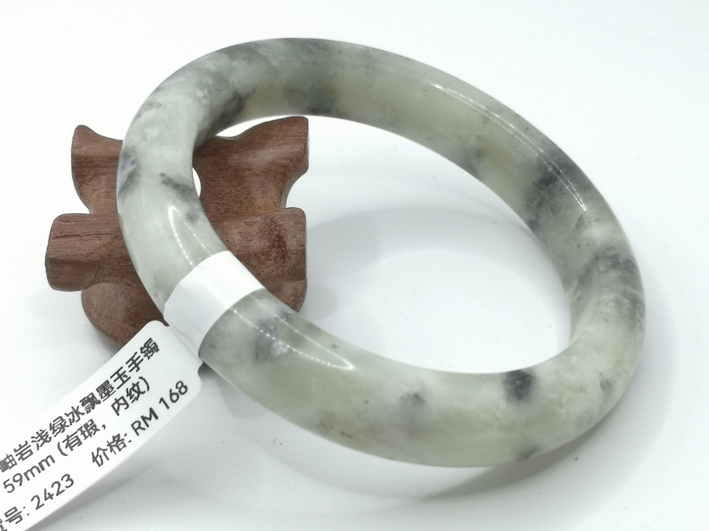 🍀 B2423 - Natural Serpentine Jade Bangle 59mm (Got flaw；got inside line) 天然岫岩浅绿冰飘墨玉手镯 59mm (有瑕；内纹)