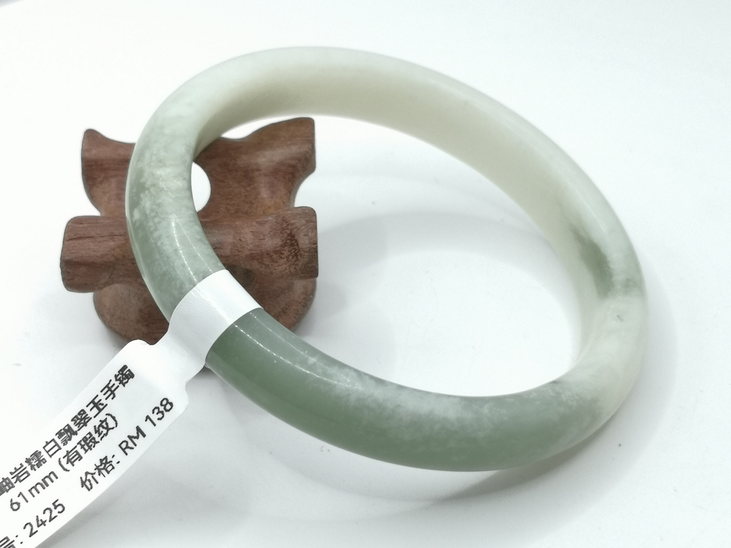 🍀 B2425 - Natural Serpentine Jade Bangle 61mm (Got flaw line) 天然岫岩糯白飘翠玉手镯 61mm (有瑕纹)