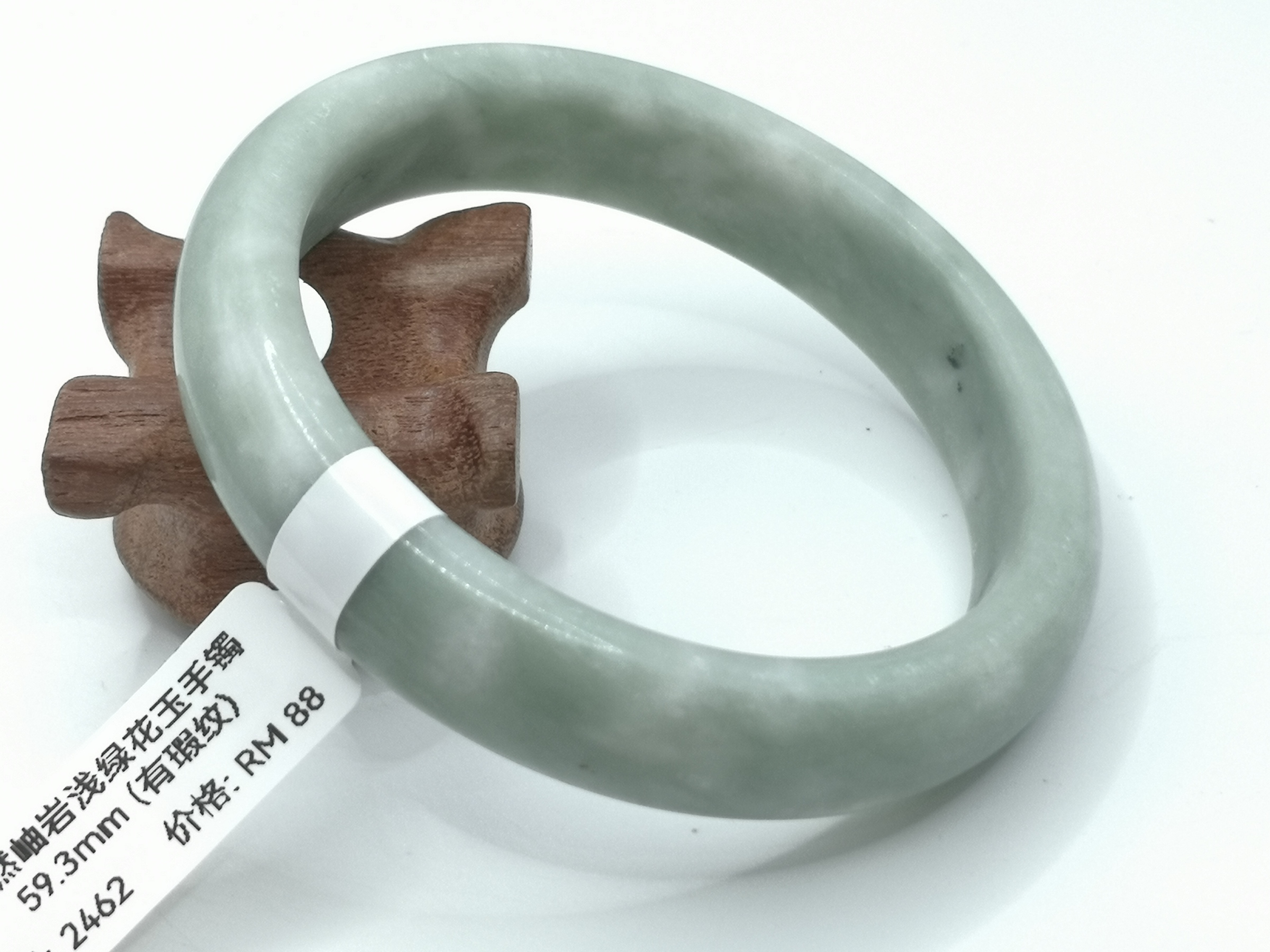 🍀 B2462 - Natural Serpentine Jade Bangle 59mm (Got flaw line) 天然岫岩浅绿飘花玉手镯 59mm (有瑕纹)