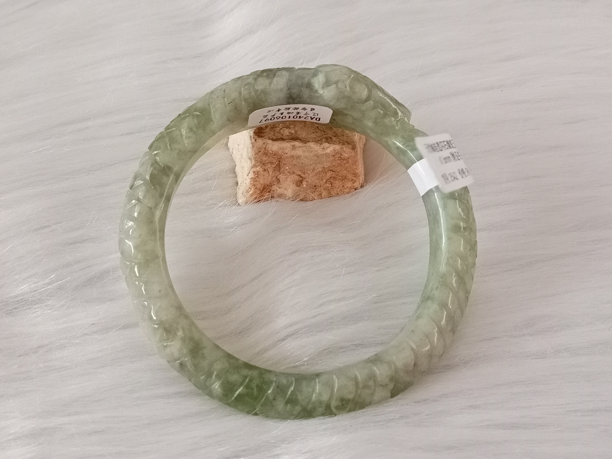 🍀 B2542 - Natural Carved Serpentine Jade Bangle 61mm (with certificate) 天然岫岩透闪石雕蛇玉手镯 61mm (附证书)