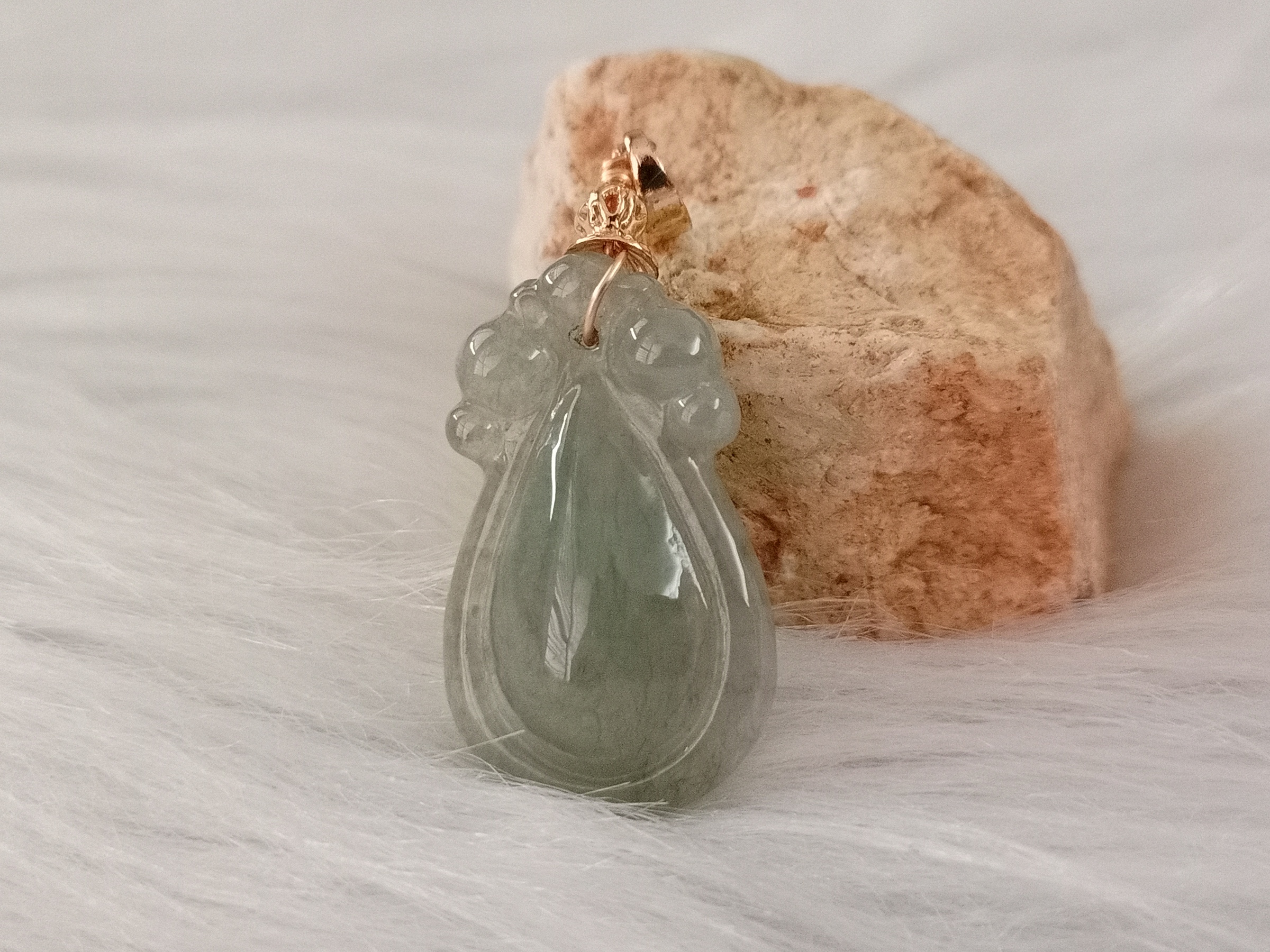 🍀 P446 - Natural Myanmar Jadeite Jade Pendant (Slightly flawed) 天然缅甸翡翠A货浅绿冰透 水滴 吊坠 (微瑕)