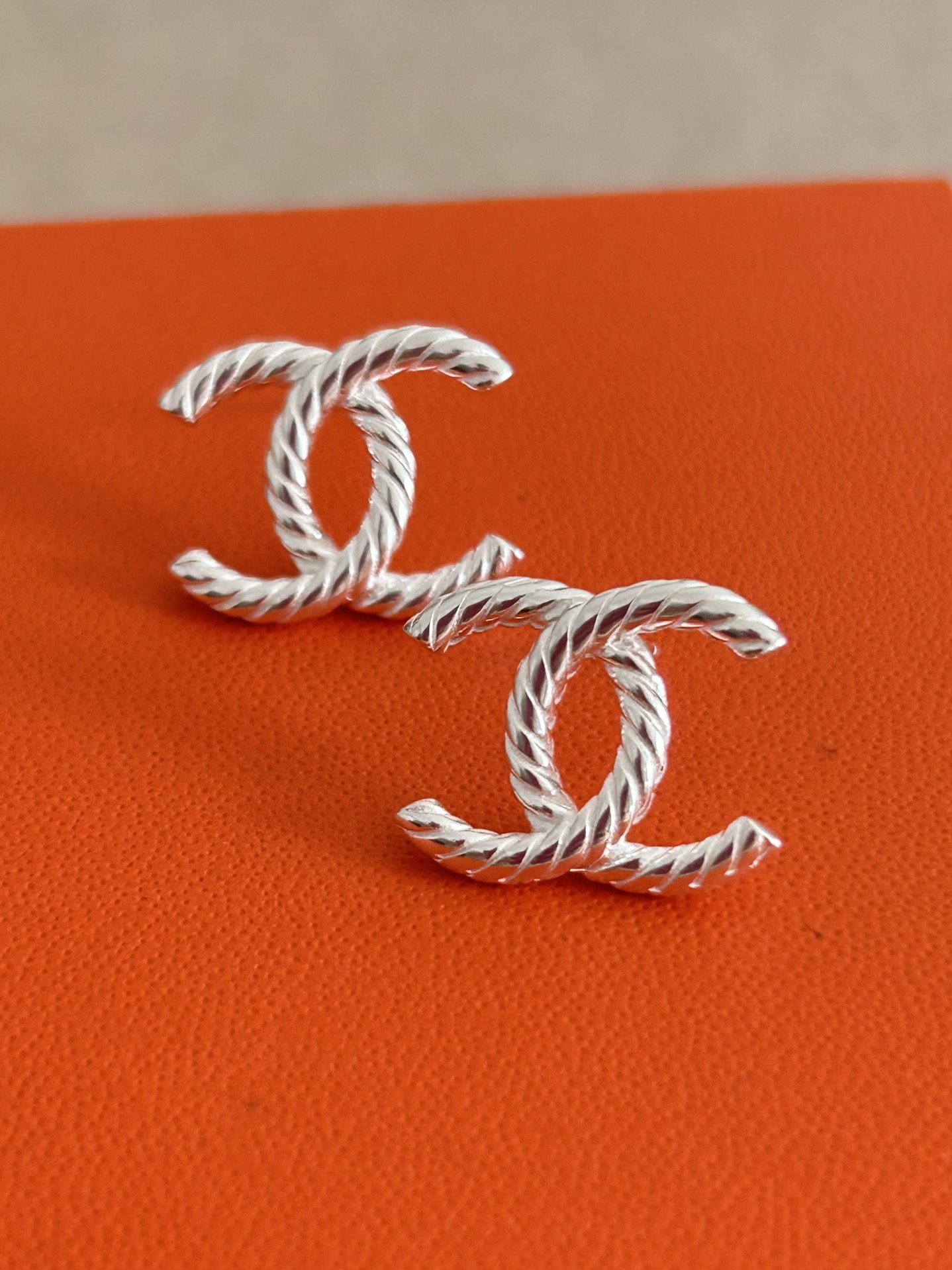 5B12DC12-30B8-4BE0-AEC2-6514139D2917