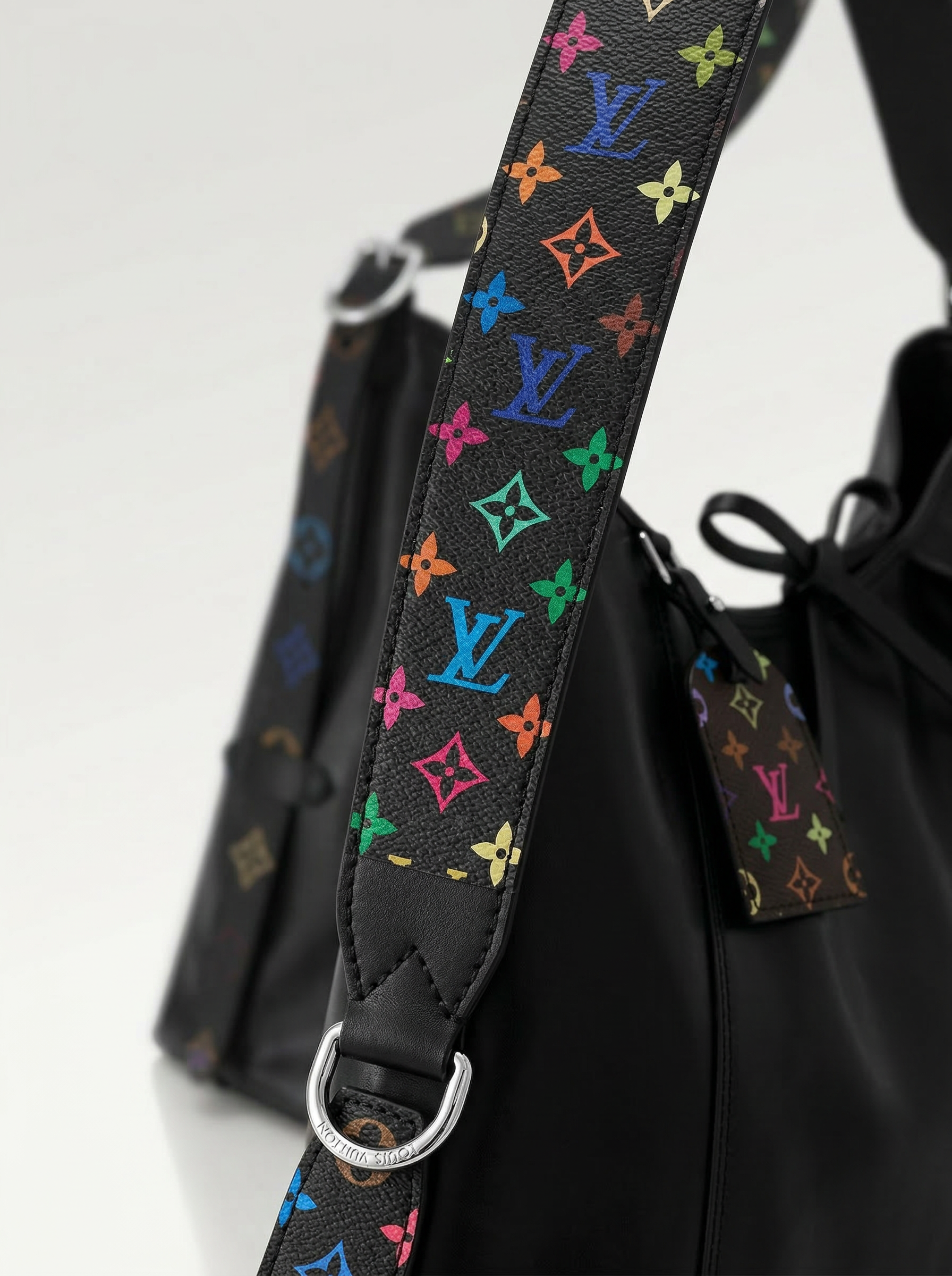 Louis Vuitton CarryAll Vibe MM 肩帶細節