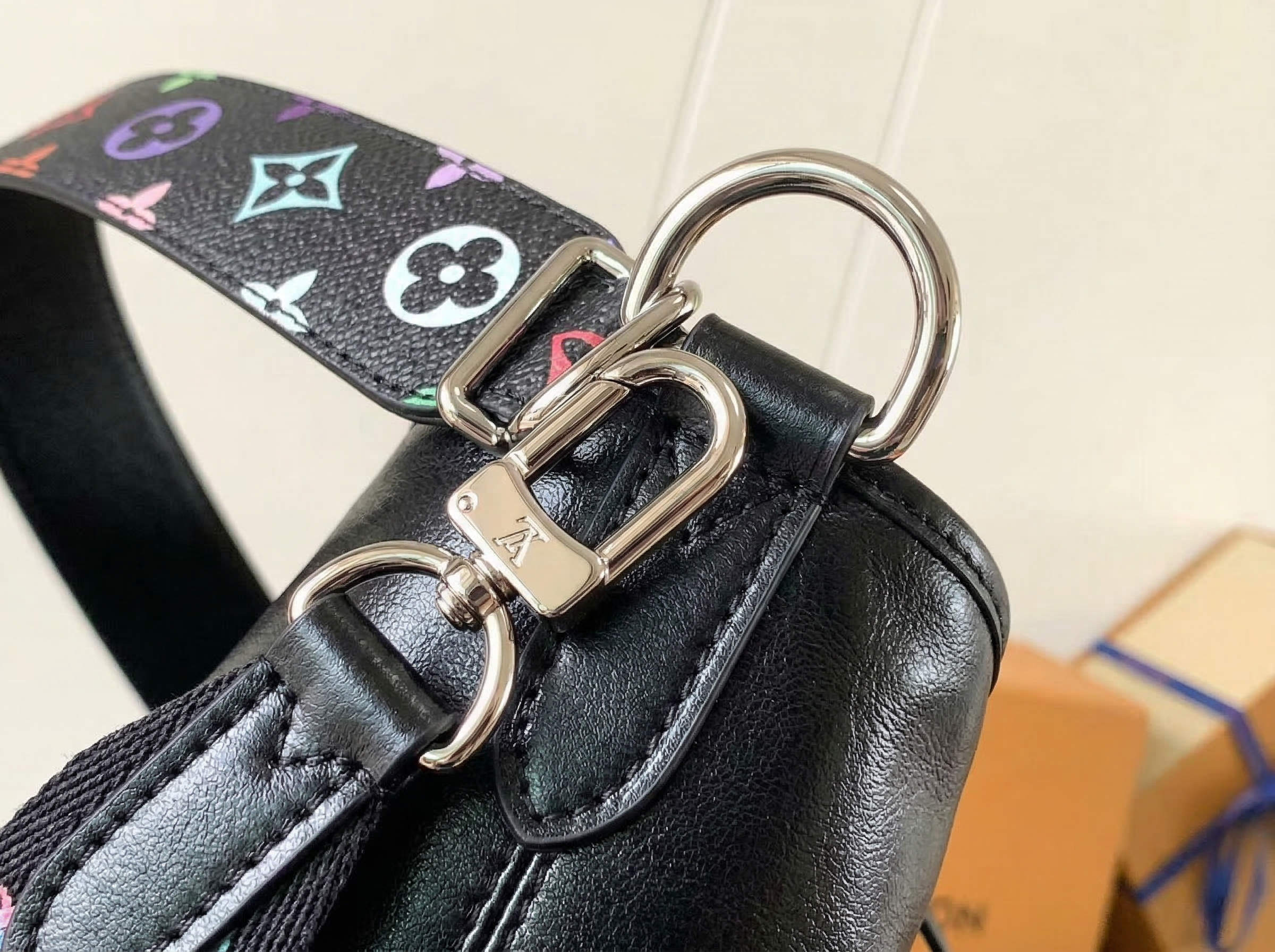 Louis Vuitton 皮包金屬配件細節