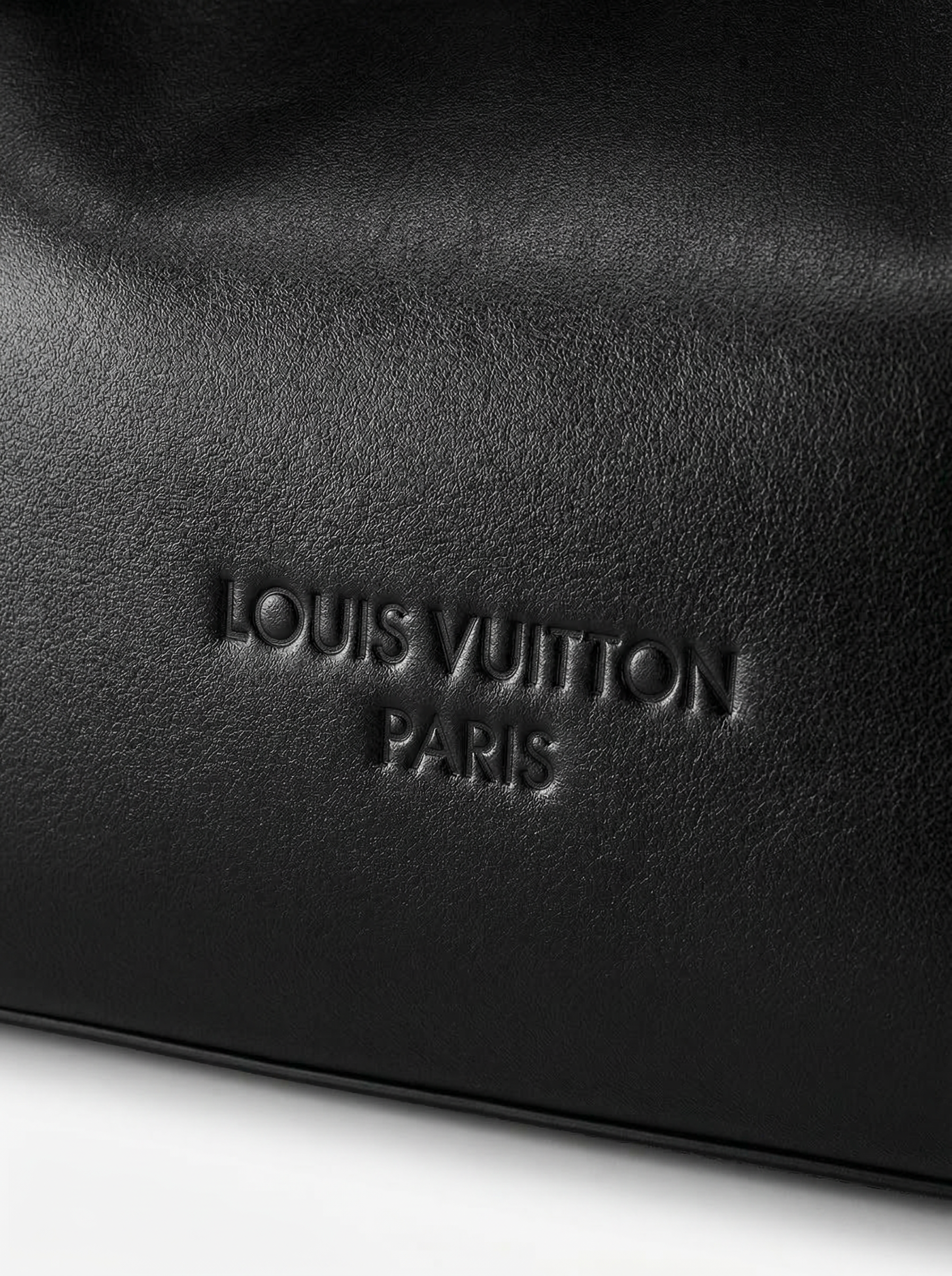 Louis Vuitton CarryAll Vibe MM 包身標誌細節