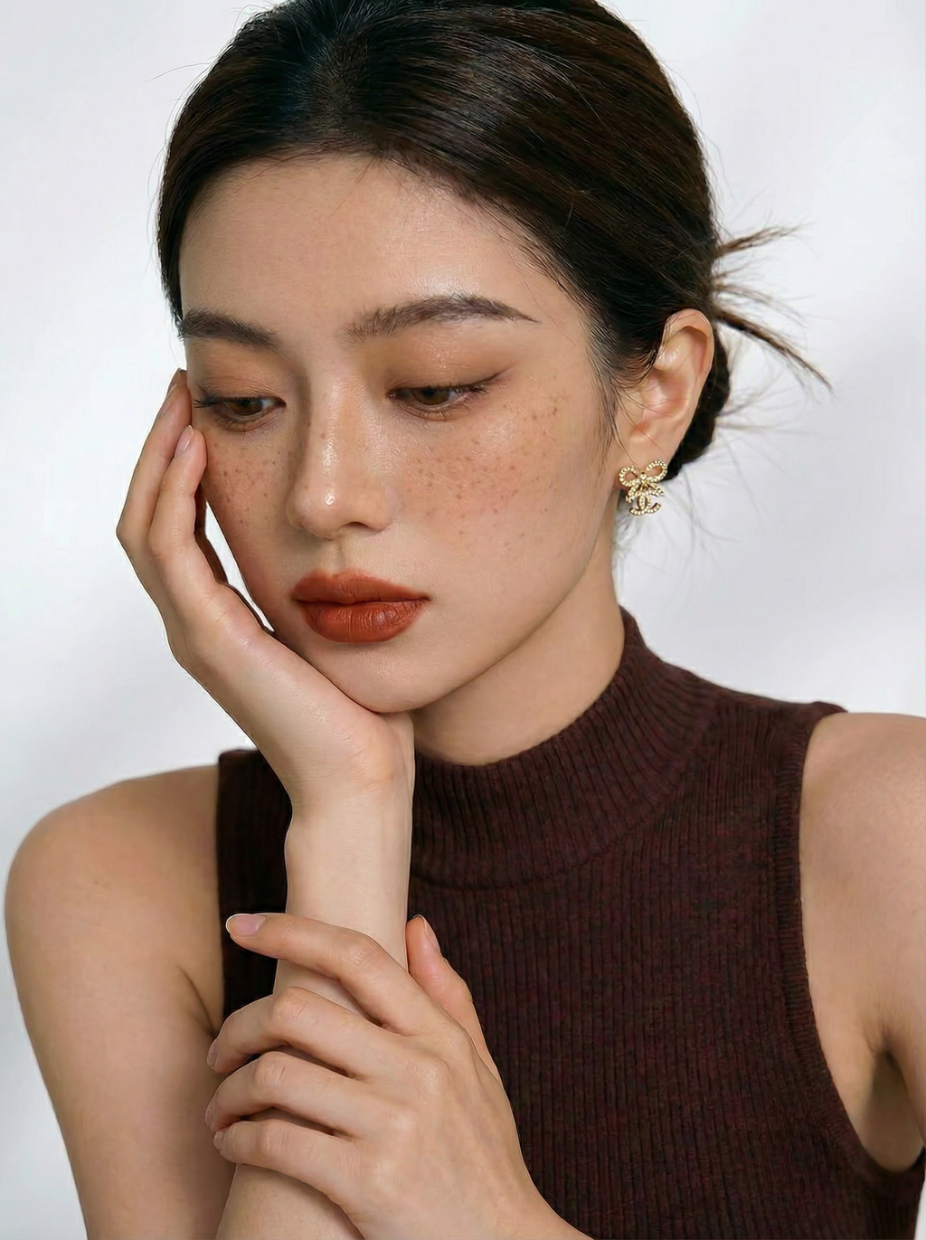 姿势5-低头看手-金色耳环