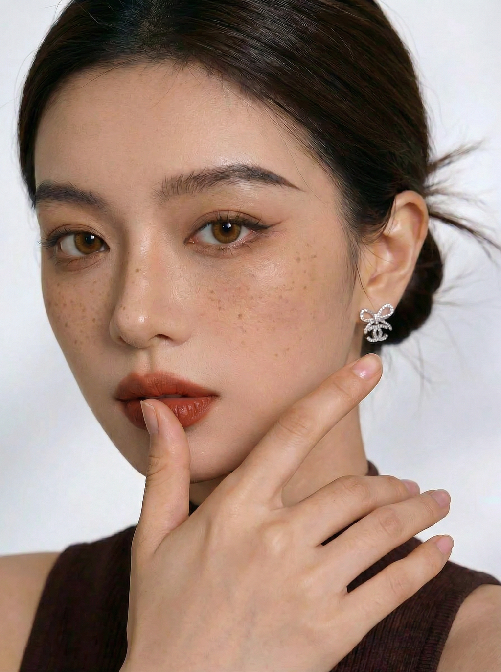 姿势6-触下唇-小耳环