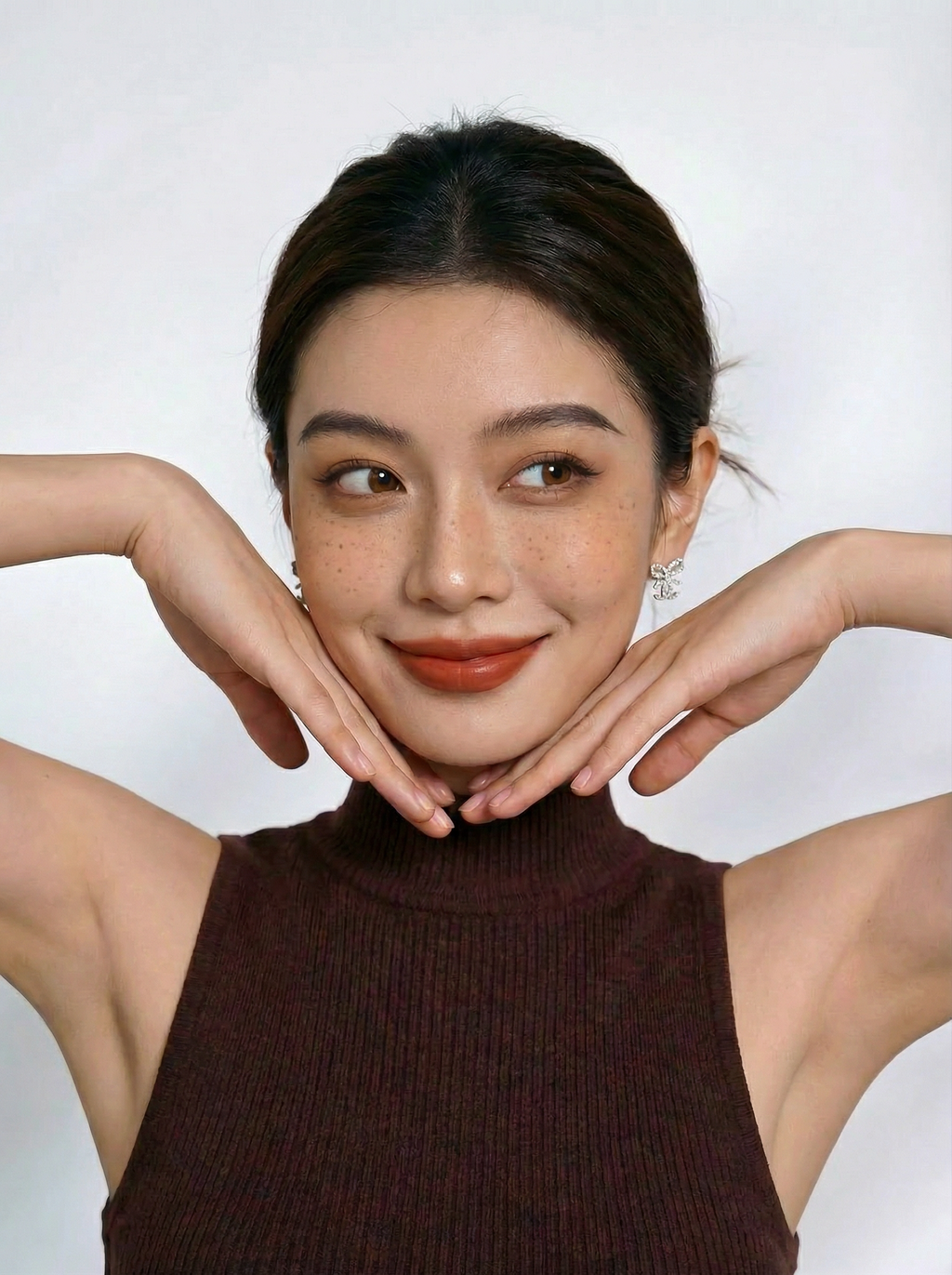 姿势8-双手托脸-小耳环