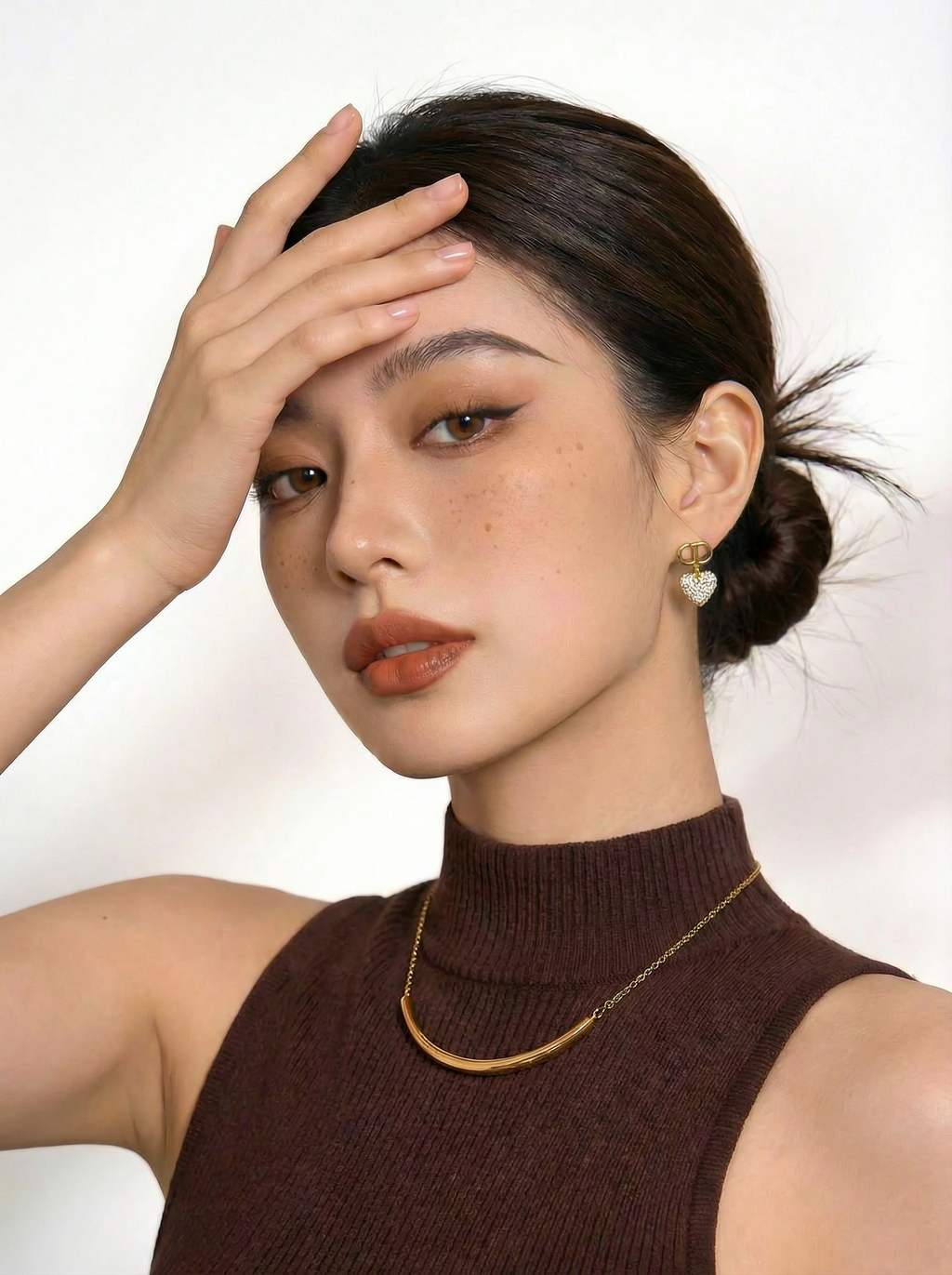 姿势1-手托额头-看前方