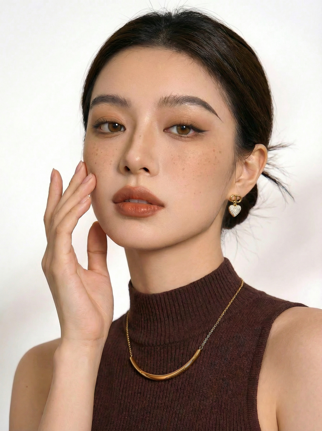 姿势10-右手触脸-看镜头