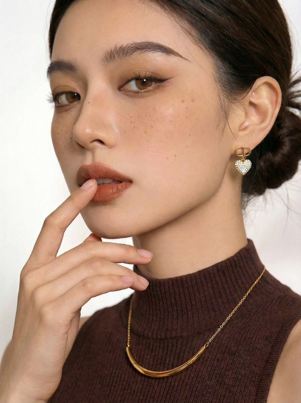 姿势6-食指触唇-近景