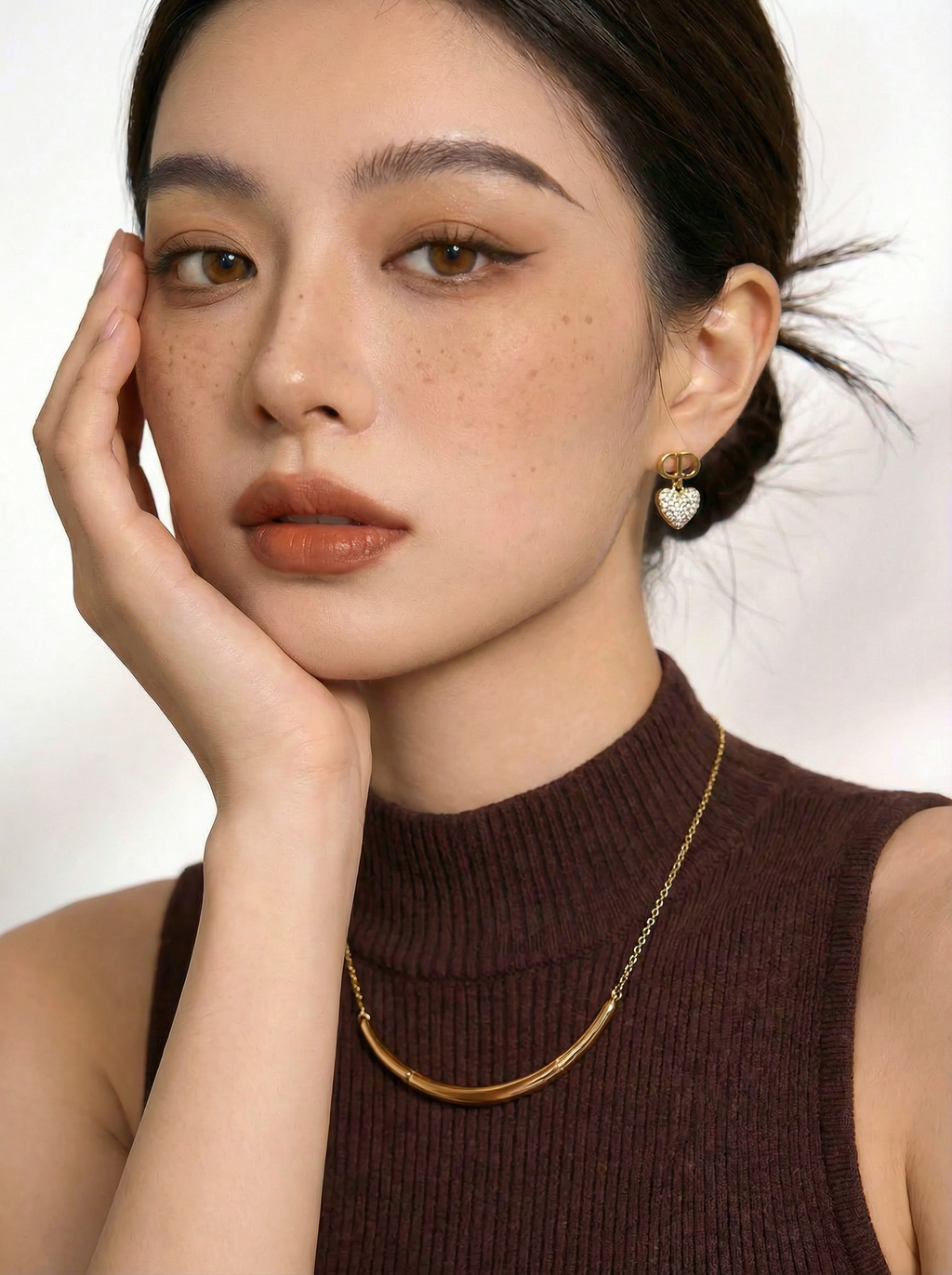 姿势2-手托脸颊-局部特写