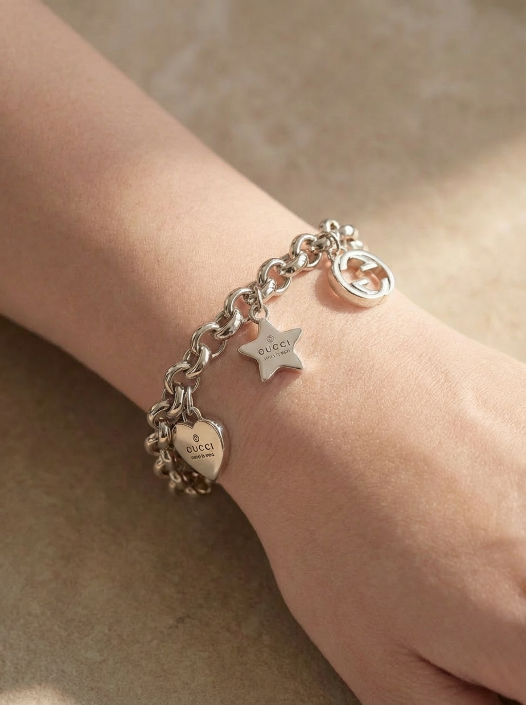 手链佩戴_肤色调白