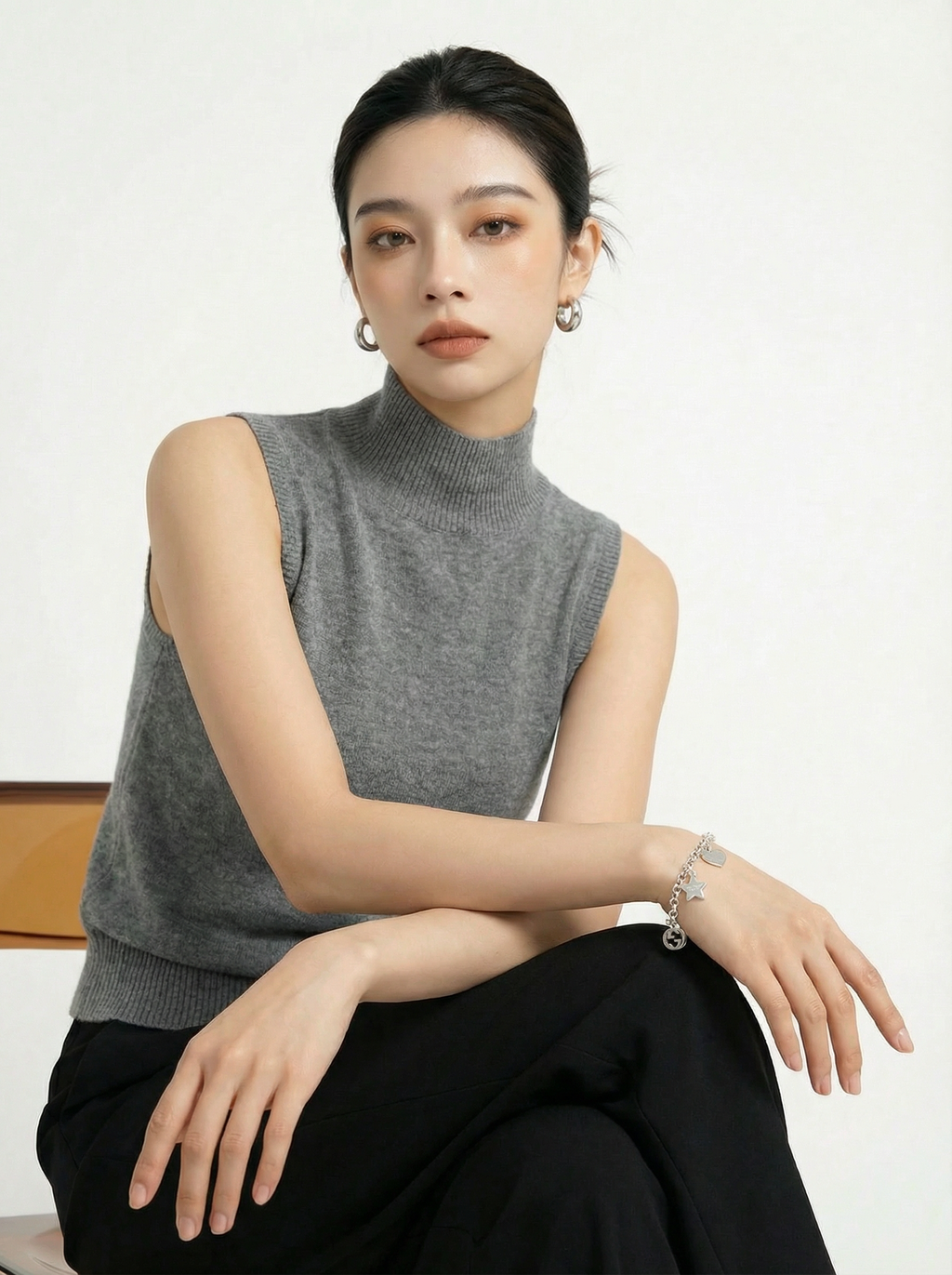 姿势3-双手交叠-看前方-手链展示