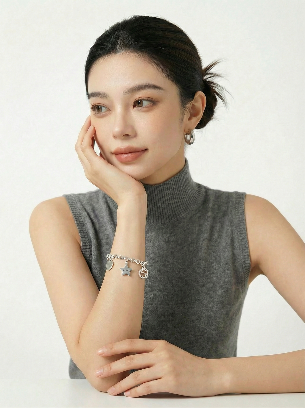 姿势5-右手托脸颊-吊坠缩小30%