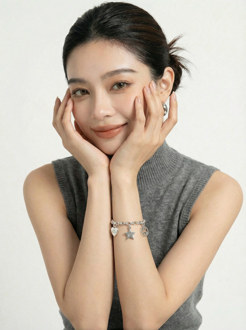 姿势8-双手托脸颊-看前方-手链展示