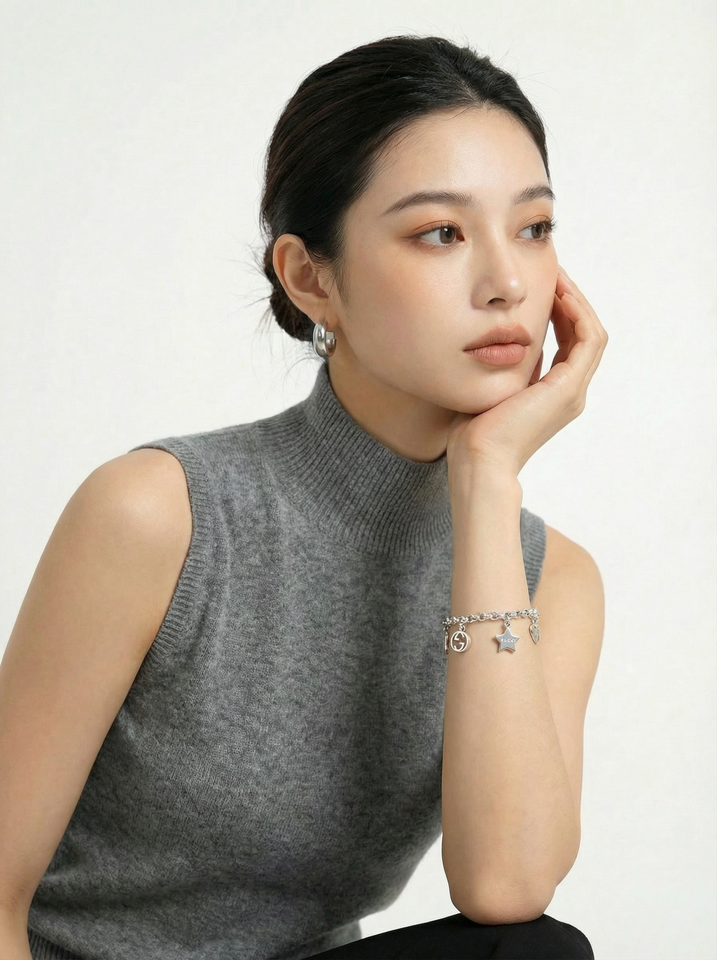 姿势9-左手托下巴-看右侧45度-手链展示