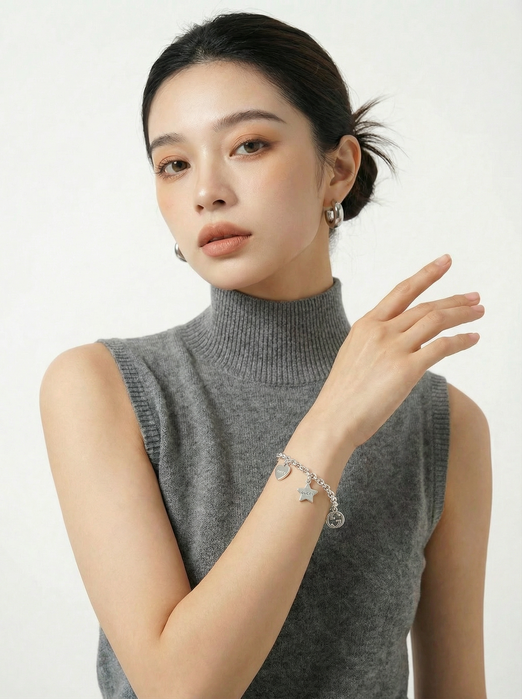 新增姿势2-左手胸前-看前方-手链展示