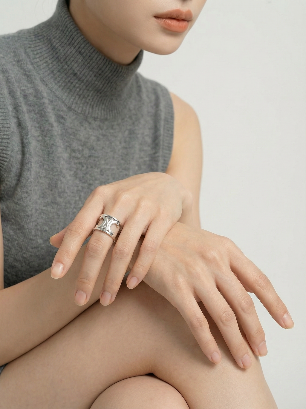 手部特写4-交叠放腿