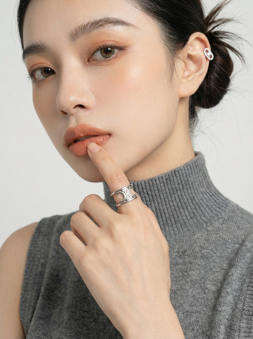 姿勢6-食指輕觸下唇