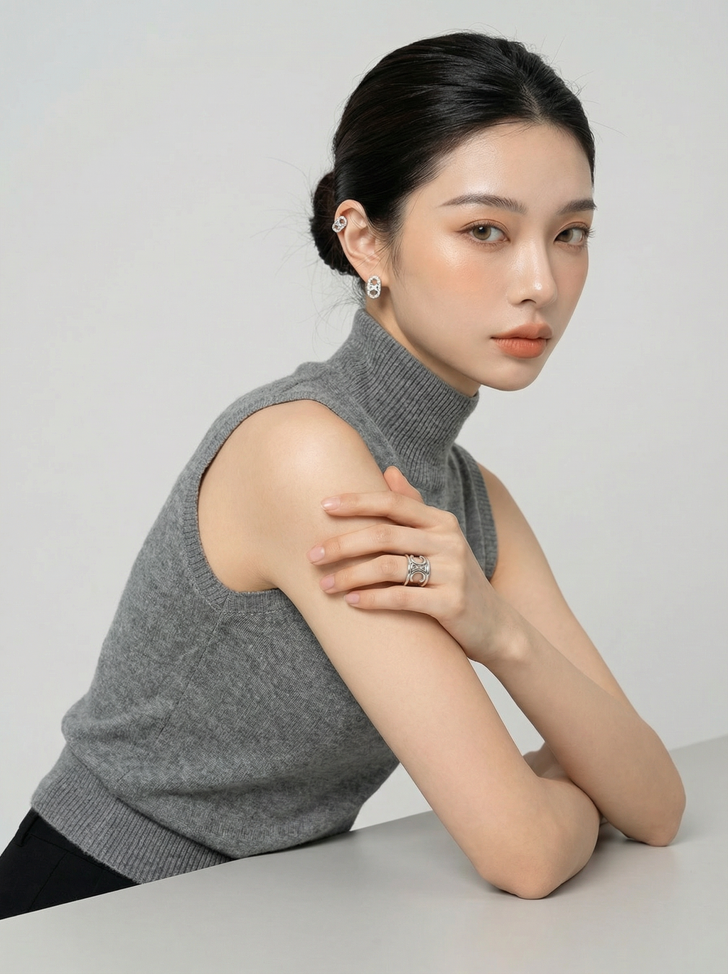 姿勢4-雙臂交叉側身回眸