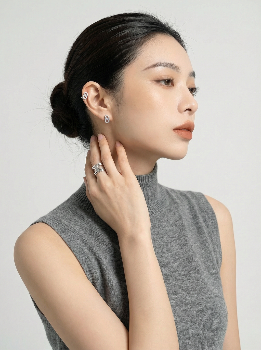 姿勢7-右手輕扶頸部與耳後