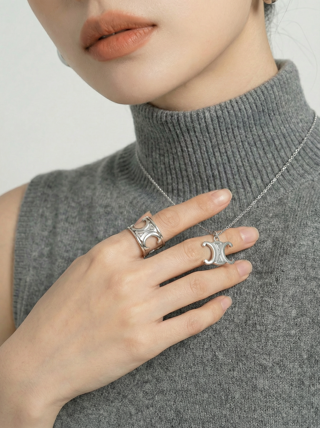 手部特写7-轻触脖颈饰品