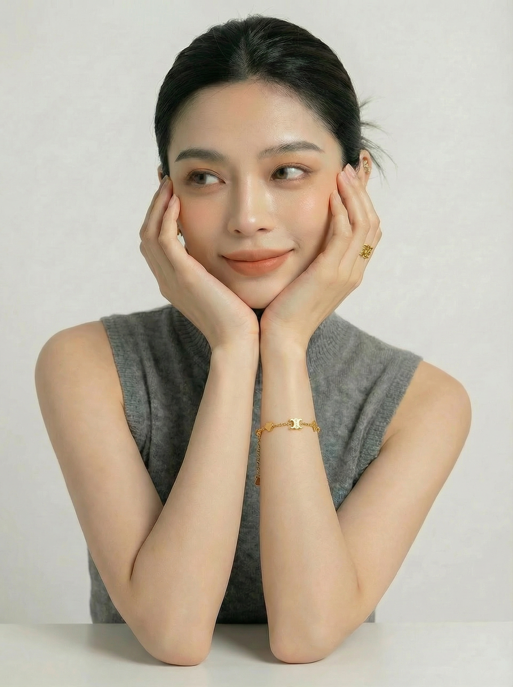 姿势8-双手捧脸-替换手链-2K